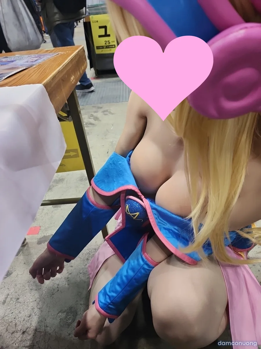 Đi dạo phố cùng em Cosplayer Dark Magician Girl và bắn tùm lum 