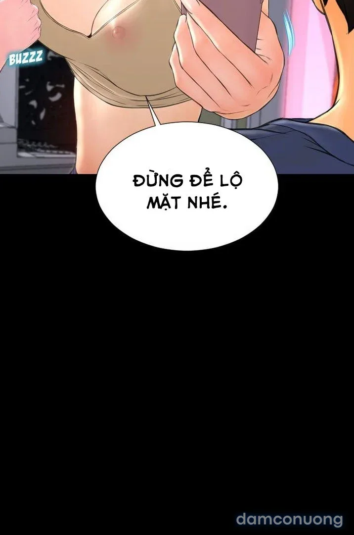 Em gái bán hàng sextoy 