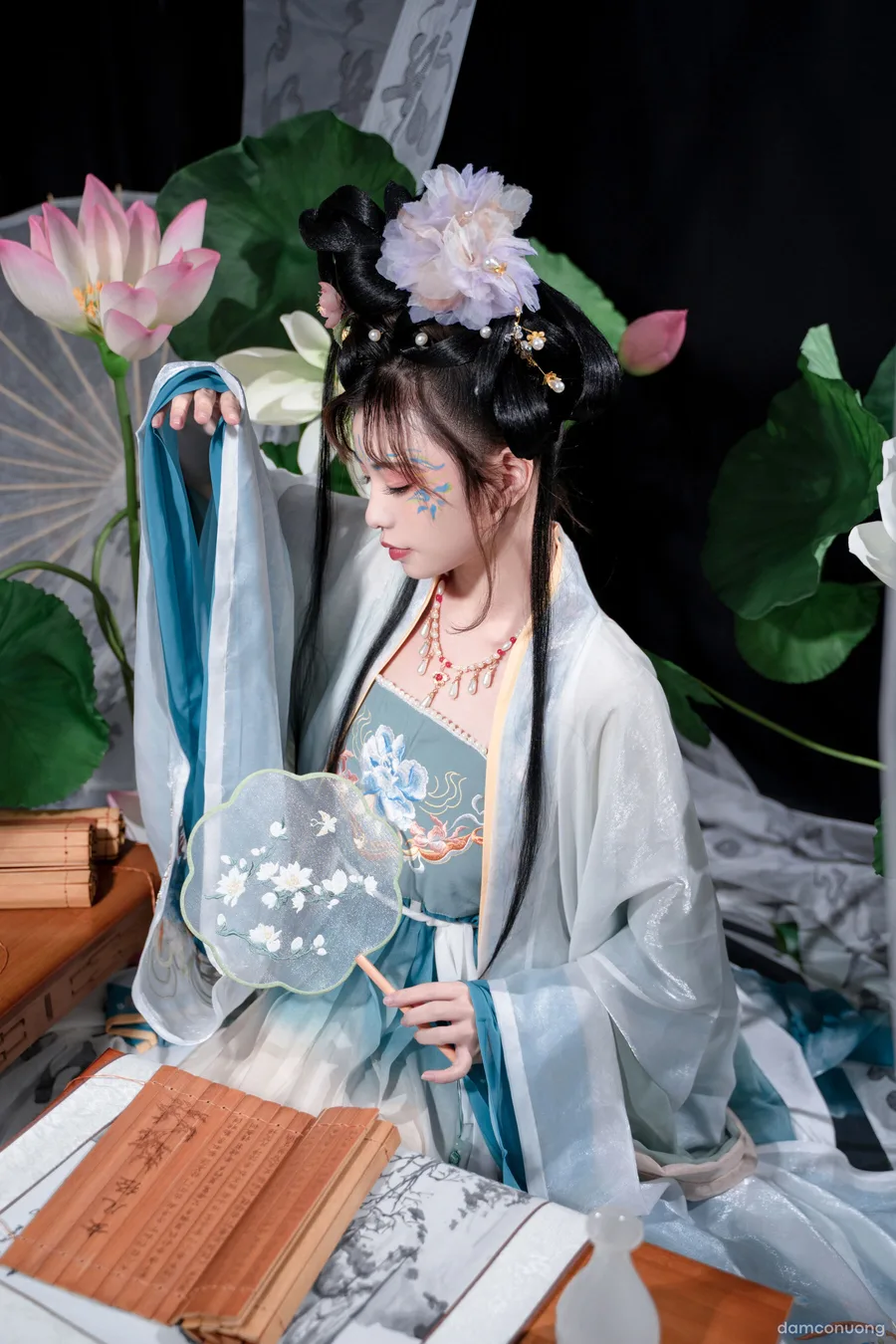 Thanh Liên nữ sĩ 