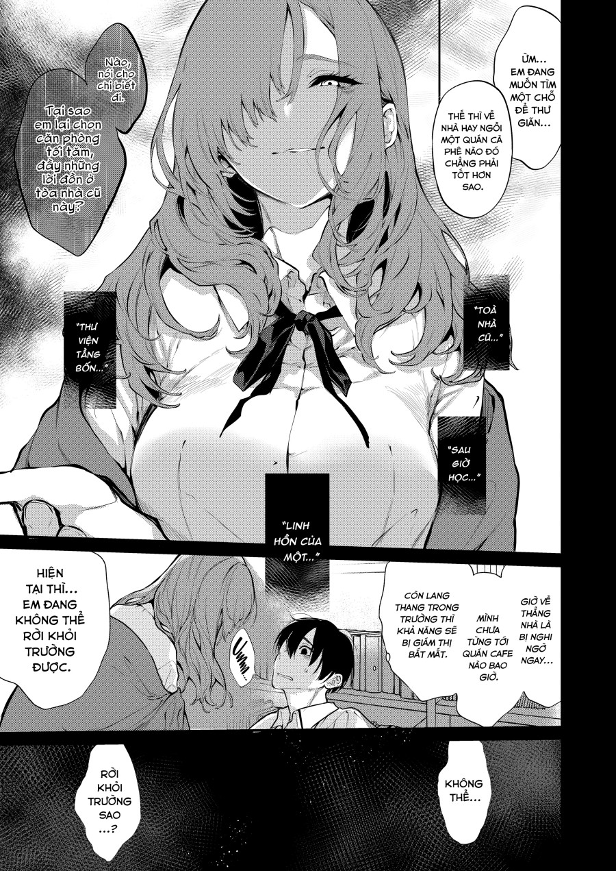 Touko-san bên trong căn phòng học cũ 