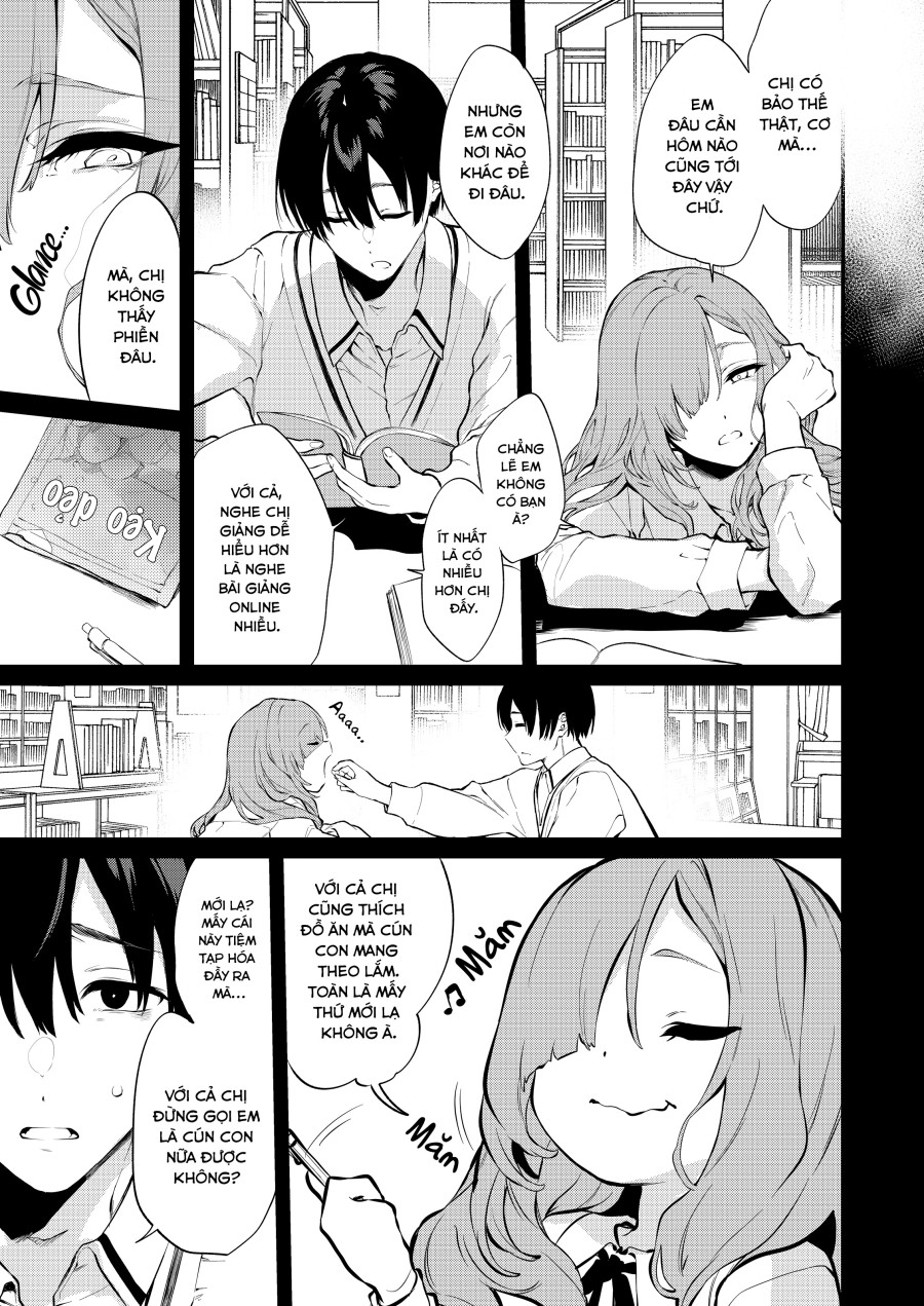 Touko-san bên trong căn phòng học cũ 