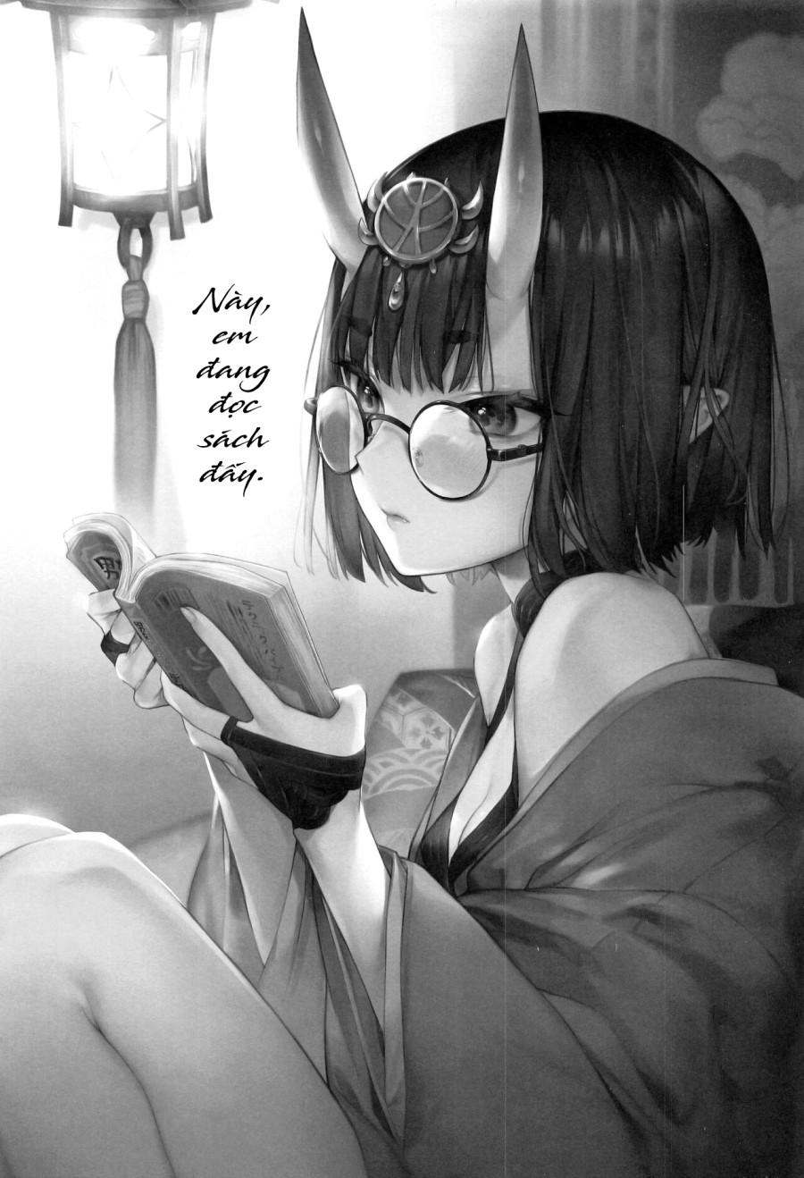 Này, em đang đọc sách đấy. 